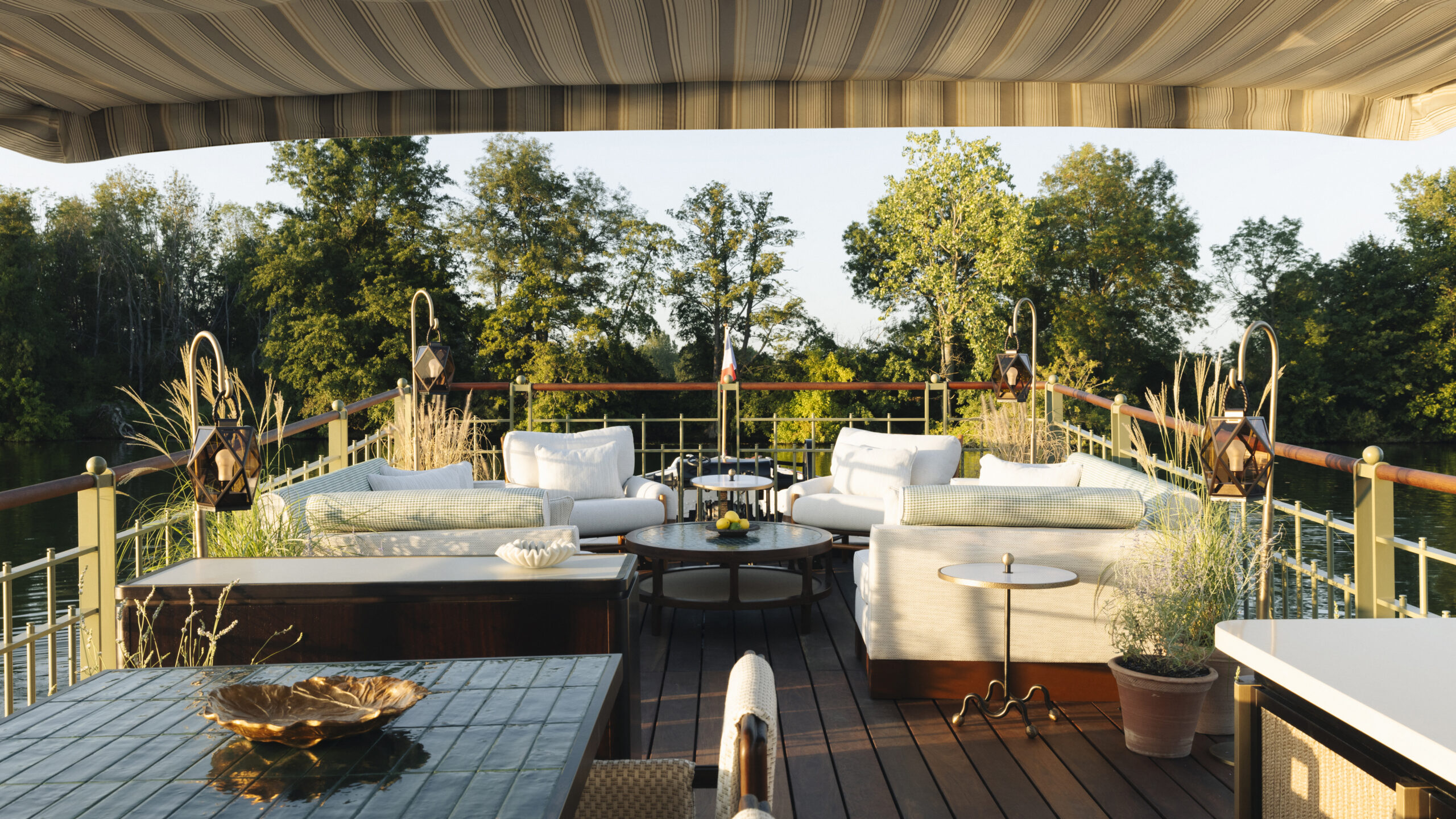 Coquelicot, A Belmond Boat – Champagne