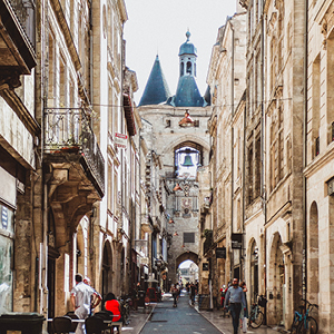 Bonjour Bordeaux: Chateaux, Wineries & Charming Villages