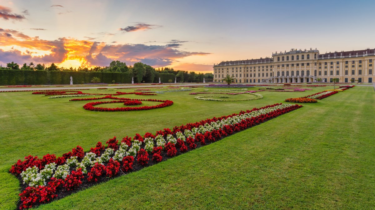 Vineyards & Palaces along the Danube with Prague (2026)