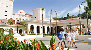 Kids stay & eat free at Riu Guanacaste